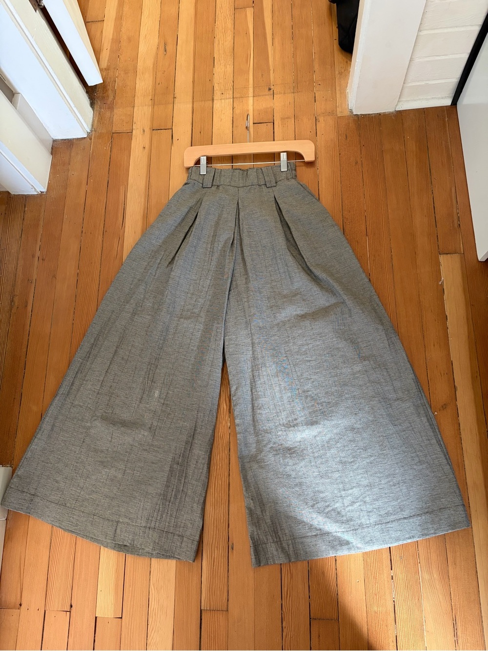 High-Rise Wide-Leg Pleated Pants in Warm Grey/Brown